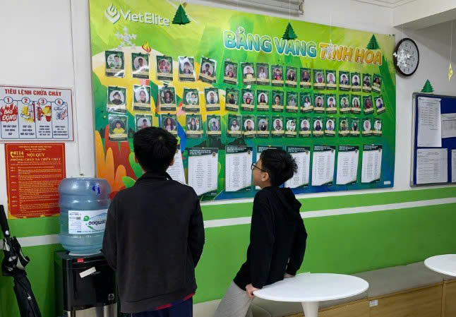 Học sinh VietElite ngắm bảng vàng thành tích lấy động lực