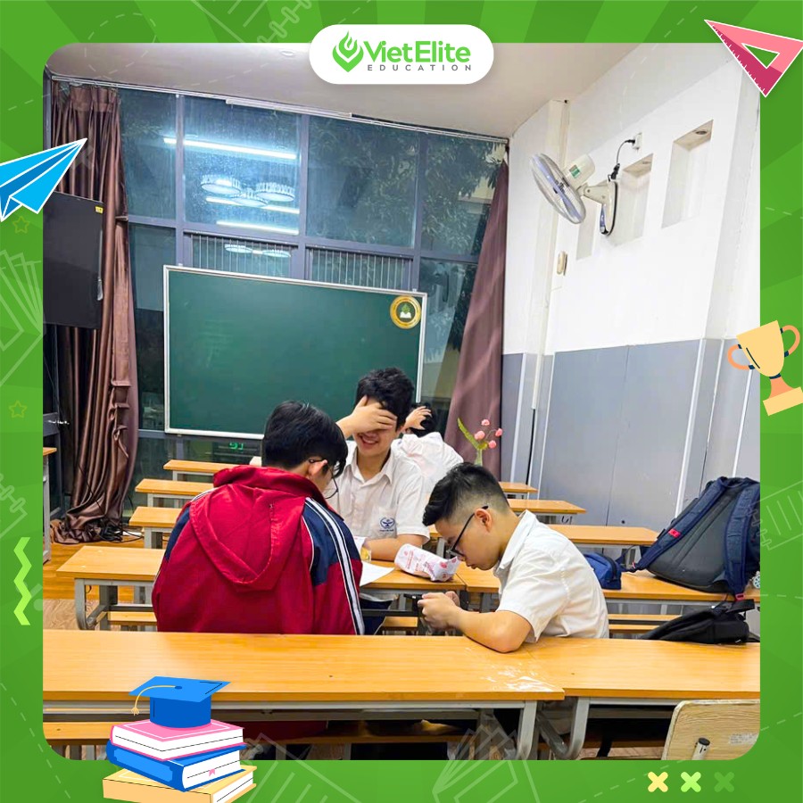 Học sinh VietElite tận dụng thời gian trước giờ vào lớp để củng cố kiến thức